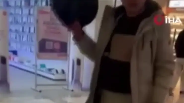 Akıllı süpürgeyi Teknosa mağazası önünde parçaladı