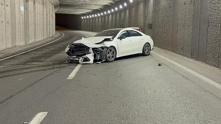 Alkollü sürücünün karıştığı kazada lüks otomobil pert oldu