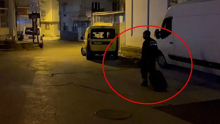 Alkolmetreyi üflemedi, bavulunu alarak otomobili bırakıp gitti