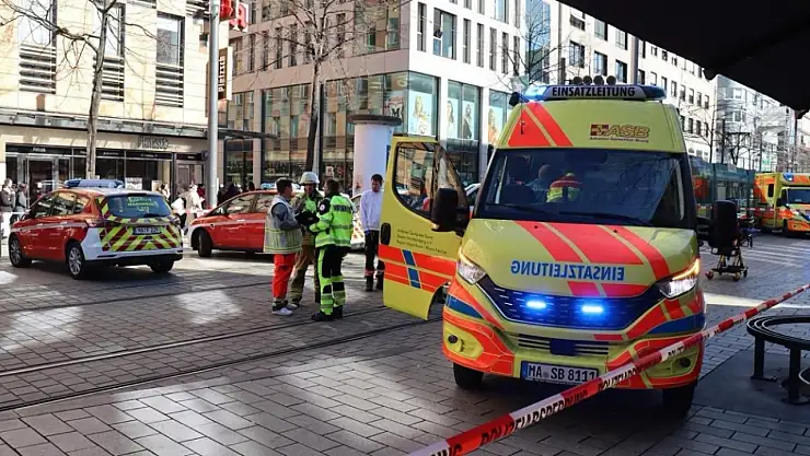 Almanya'da araç kalabalığa daldı: 2 ölü, 25 yaralı