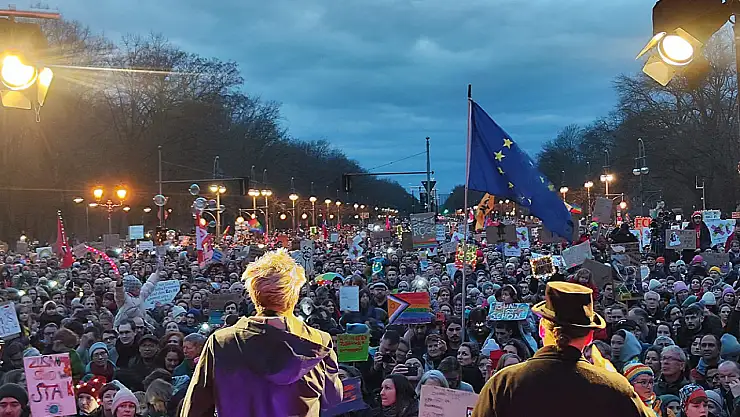 Almanya'da yaklaşık 100 bin kişiden aşırı sağ karşıtı protesto