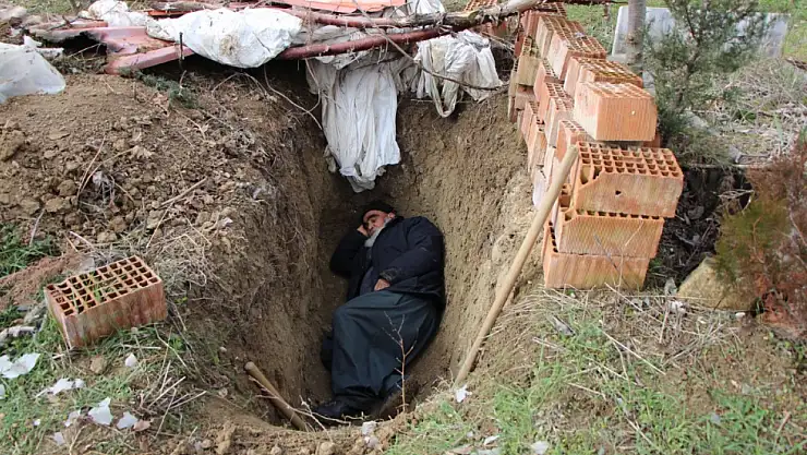 Amasya'da şok eden olay: Ölmeden kazdığı mezarına geceleri girip yatıyor