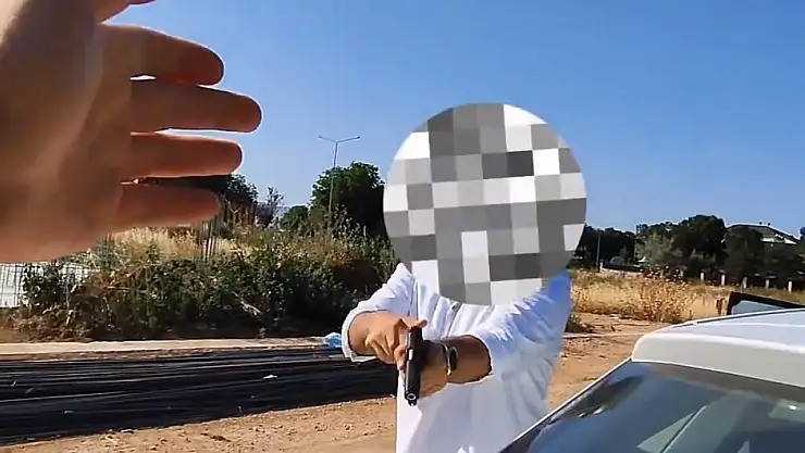 Anbean Kaydedildi: Aynasını Kıran Motosikletliye Silah Çekti