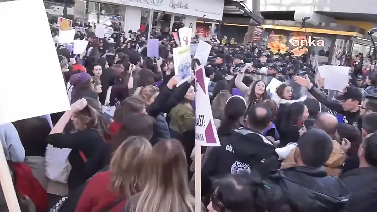Ankara Kadın Platformu'nun 8 Mart yürüyüşüne polis engel oldu, arbede yaşandı