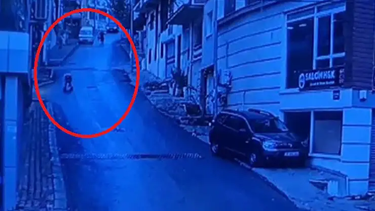 Anne sohbete dalınca Bebek arabası yokuş aşağı indi