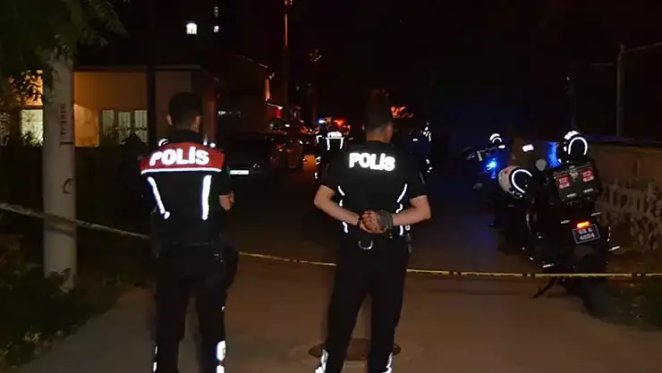 Annesi, kardeşi ve komşusunu tabancayla vurup, intihara kalkıştı