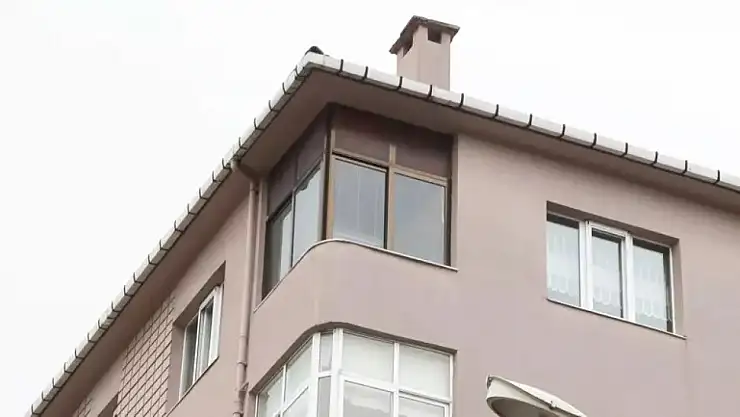 Annesini boğmaya çalıştı, nefessiz kalınca komşulardan yardım istedi!