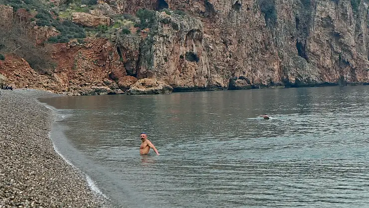 Antalya Açık Alanda Kışı Denizde Yazı Yaşıyor