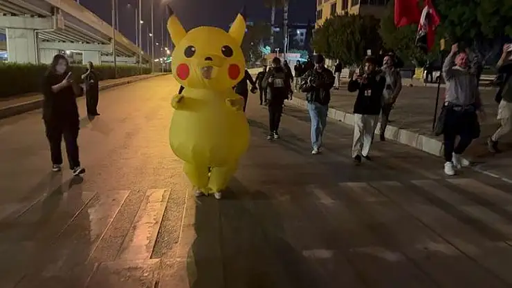 Antalya'da protestolarda 'Pikachu' kostümlü gösterici dikkati çekti