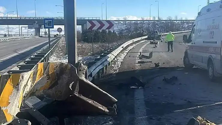 Araç Bariyere Çarptı: 1 ölü, 2 yaralı