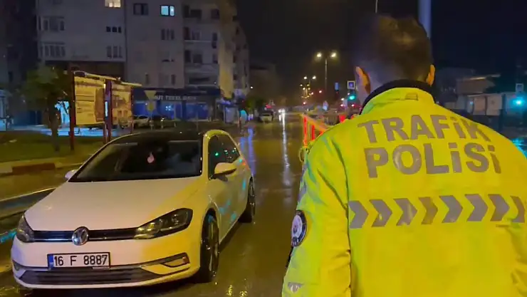 Aracını yolun ortasına çekerek uykuya daldı