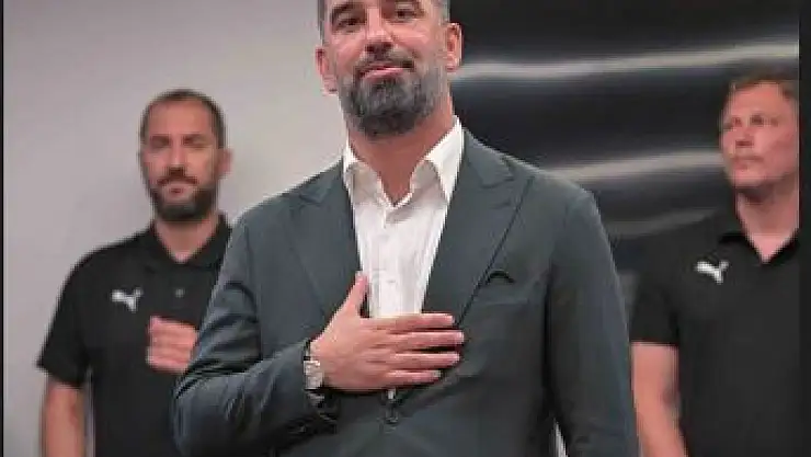 Arda Turan, yeni takımı Shakhtar Donetsk'te futbolcularla tanıştı