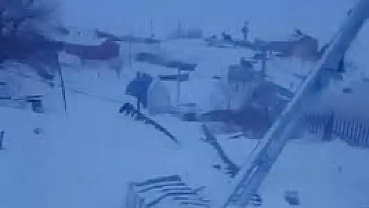 Ardahan'da  4 evin üzerine çığ düştü