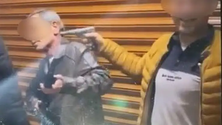 Arkadaşlarıyla şakalaşırken tabancayı boynuna dayayıp kazara kendini vurdu