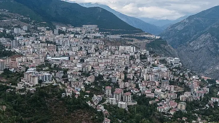 Artvin'de heyelan nedeniyle yol kapandı