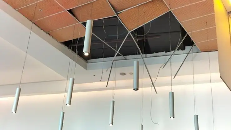 AVM de Tavan Çöktü, Yemek Yiyenler Ölümden Döndü