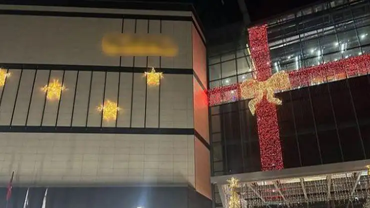 AVM'deki süslemeye 'Haç' işareti tepkisi gösterdi