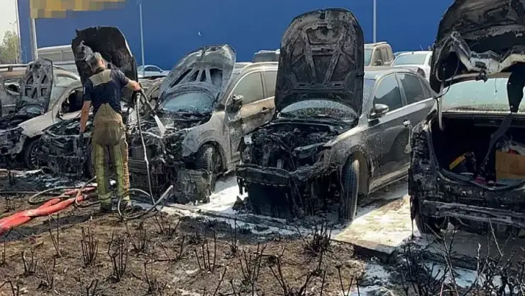 AVM'nin otoparkında çıkan yangında 8 araç zarar gördü