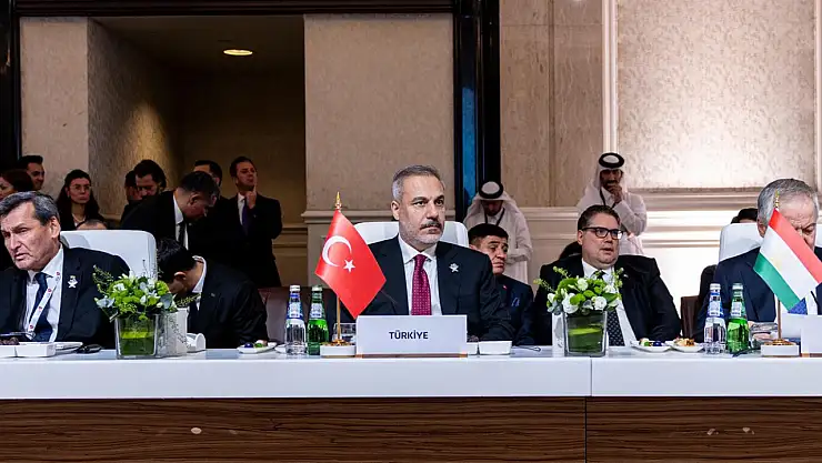 Bakan Fidan Katar'da