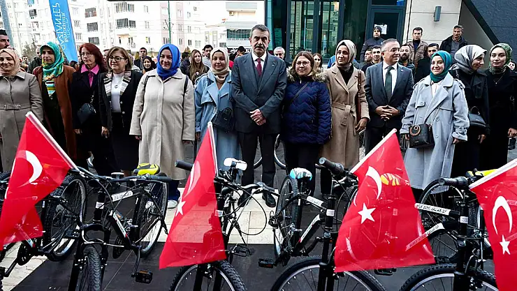 Bakan Tekin öğretmenlere bisiklet dağıttı 
