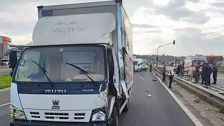 Bariyere çarpan kamyonetin sürücüsünün ayağı koptu