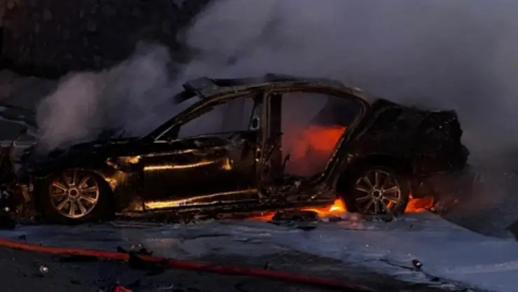 Bariyerlere Çarpan Otomobil Alev Topuna Döndü! 1 Ölü, 5 Yaralı