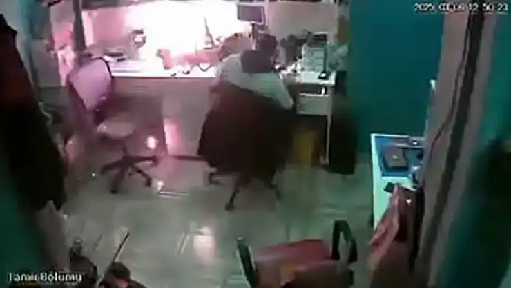 Bataryası Şişen Cep Telefonu Bomba Gibi Patladı