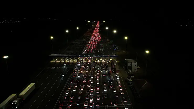 Bayram Tatili Göçü Başladı Otoyolun Kesişim Noktasında Trafik Durdu