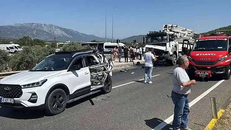 Beton mikseri otomobile çarptı 2'si ağır 4 yaralı