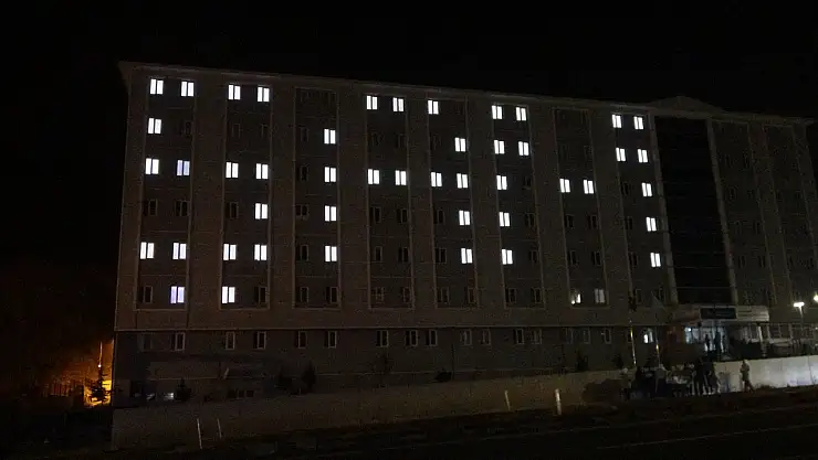 Bitlis'te KYK Yurdunda Kalan Suriyeli Öğrenciler, Odalarının Işıkları ile Şam Yazdı!