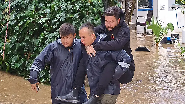 Bodrum'da dere taştı, 4 kişi mahsur kaldı