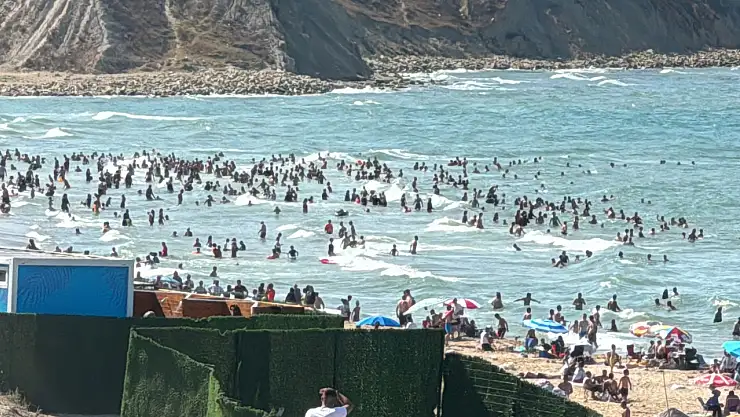 Boğulma Tehlikesi Geçiren Gençleri Kurtarmak İsterken Kendi Canından Oldu