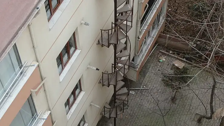 Bolu'daki Yangın Merdiveni Tartışması Sürerken Elazığ'daki Görüntü Şok Etti