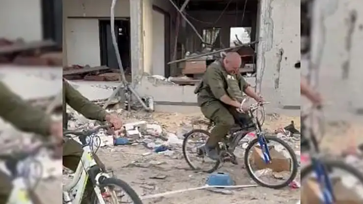 Bombaladıkları çocukların bisikletlerine binerek eğlendiler