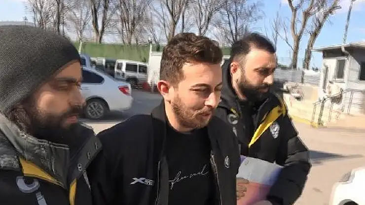 Böyle Evlat Olmaz Olsun! Öldürdüğü Babasının Cenazesinde Gözyaşı Döküp Taziyeleri Kabul Etmiş