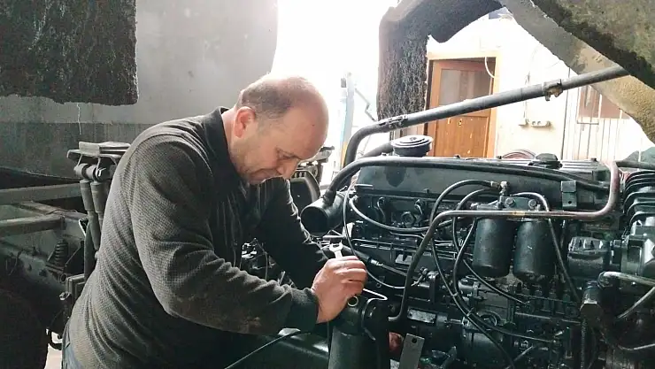 Bulduğu altın ve para dolu çantayı sahibine teslim etti