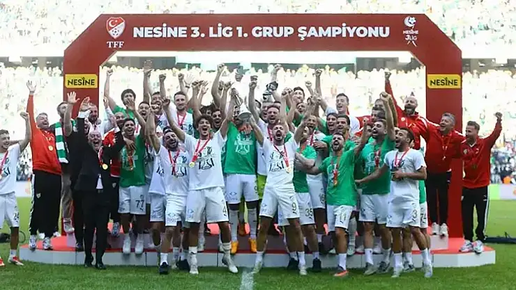 Bursasporlu futbolcular şampiyonluk kupasını kaldırdı