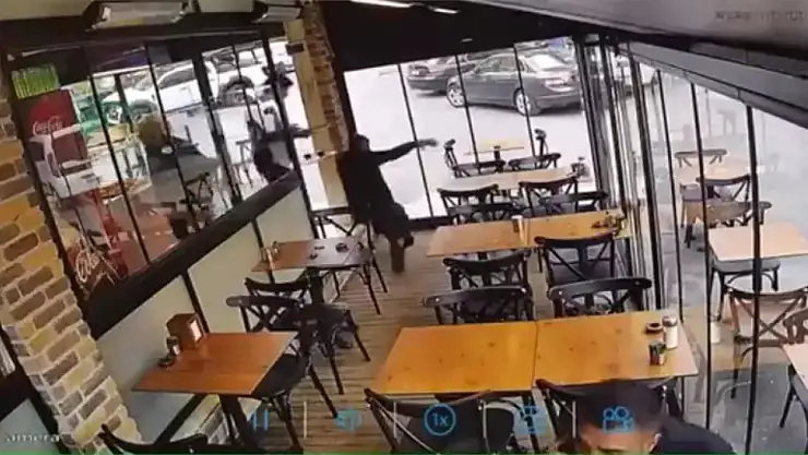 Cam kapıya çarpıp yaralandılar! Film gibi kaza