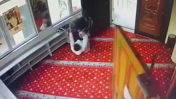 Cami içerisinde çocuğu makasla yaraladı