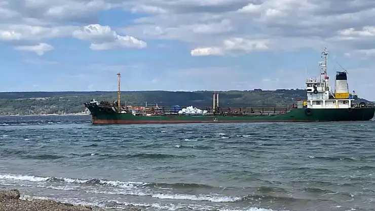 Çanakkale Boğazı'nda sürüklenen tanker karaya oturdu
