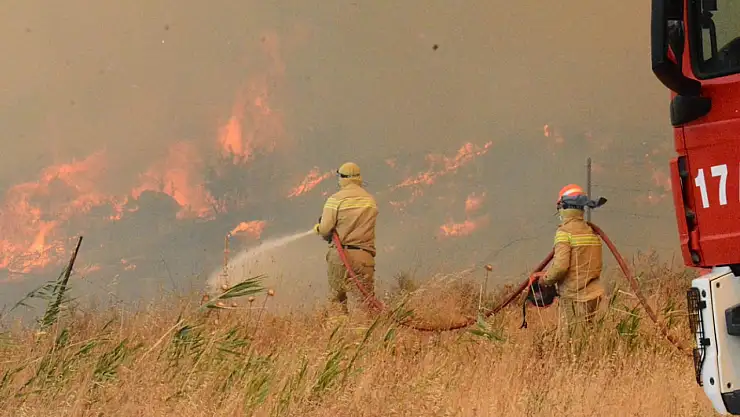 Çanakkale'de Orman Yangınına 8 Uçak, 4 Helikopterle Havadan Müdahale Ediliyor
