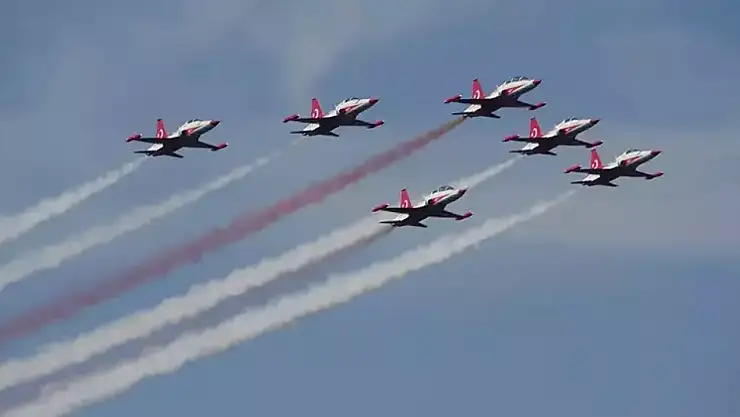 Çanakkale'de Türk Yıldızları'ndan Gösteri Uçuşu