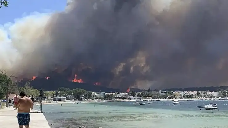 Çanakkale'de yangın: Boğaz kapatıldı, 1 köy tahliye edildi