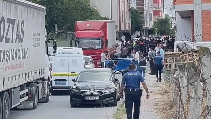 Cani Koca Eşini Sokak Ortasında İnfaz Etti, Vatandaşlar Cep Telefonuyla Çekim Yaptı!