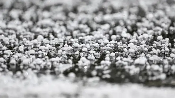 Ceviz Büyüklüğünde Dolu Başkenti 5 Dakikada Beyaza Bürüdü