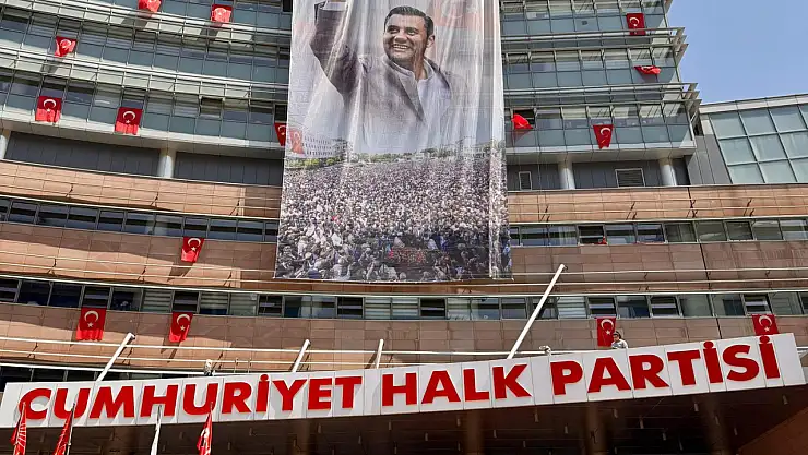 CHP binasına Ferdi Zeyrek'in fotoğrafı asıldı