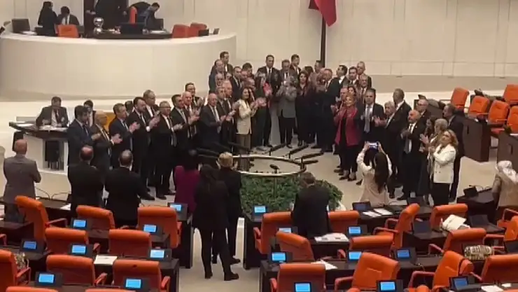 CHP Milletvekilleri Kürsüyü İşgal Etti