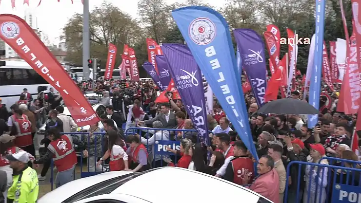 CHP'nin 23 Nisan Yürüyüşünde  Anıtkabir'e Gitmek İçin Barikatları Yıktılar