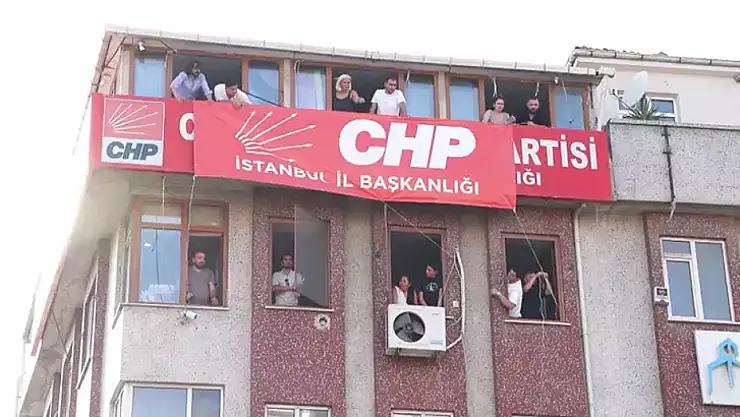 CHP'nin Bahçelievler'deki binasına 'İstanbul İl Başkanlığı' yazılı pankart asıldı