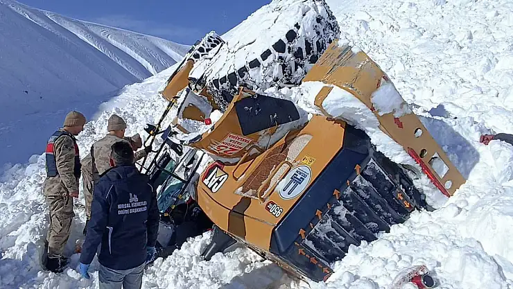 Çığ Altında Kalan ve Yaralı  Kurtarılan Kepçe Operatörü Öldü